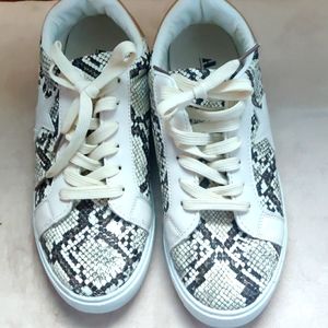 AMS Layla-9 Size 10 Snake Print Star Sneaker